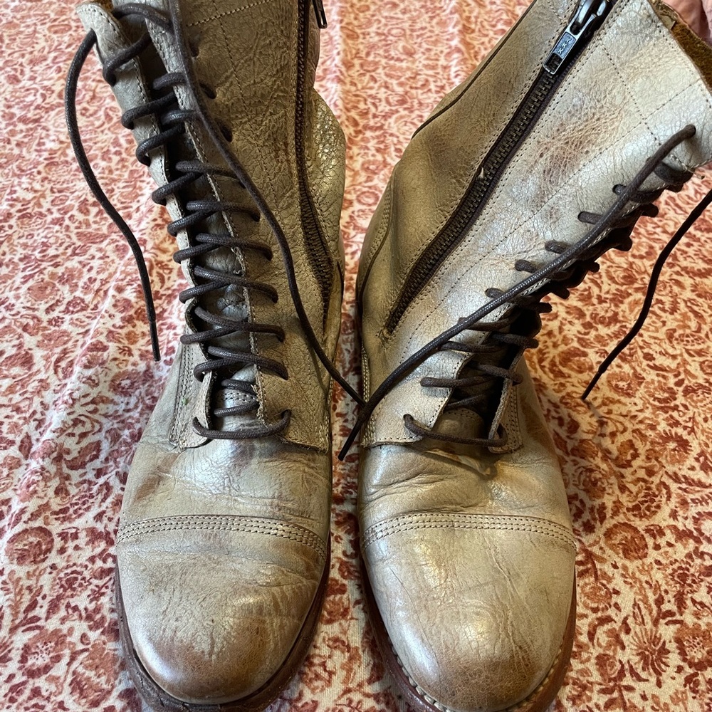 Bedstu size 7 1/2 distressed combat boots! EUC